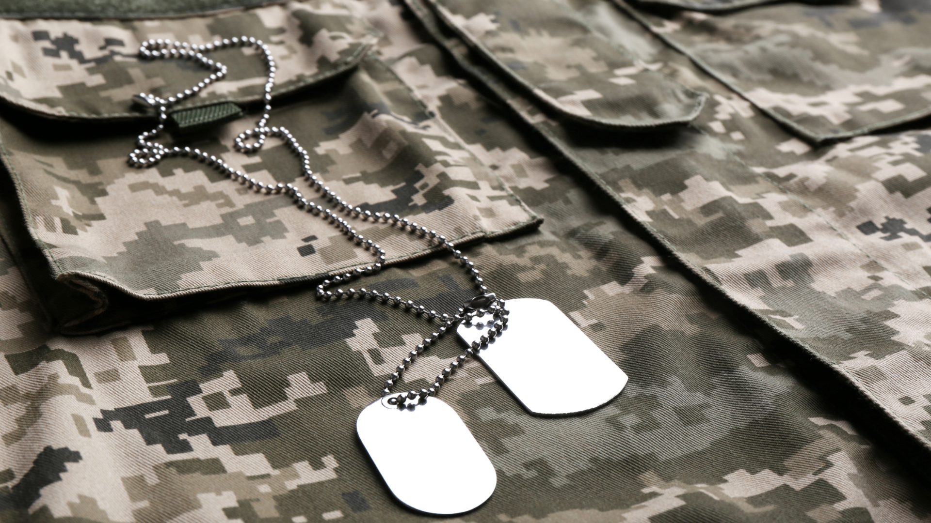 Plano cerrado de un uniforme militar. Aprende cómo cuidar y mantener en óptimas condiciones tu uniforme militar con nuestros consejos y recomendaciones en el artículo de blog de Mildot.es sobre cuidado de uniformes militares.