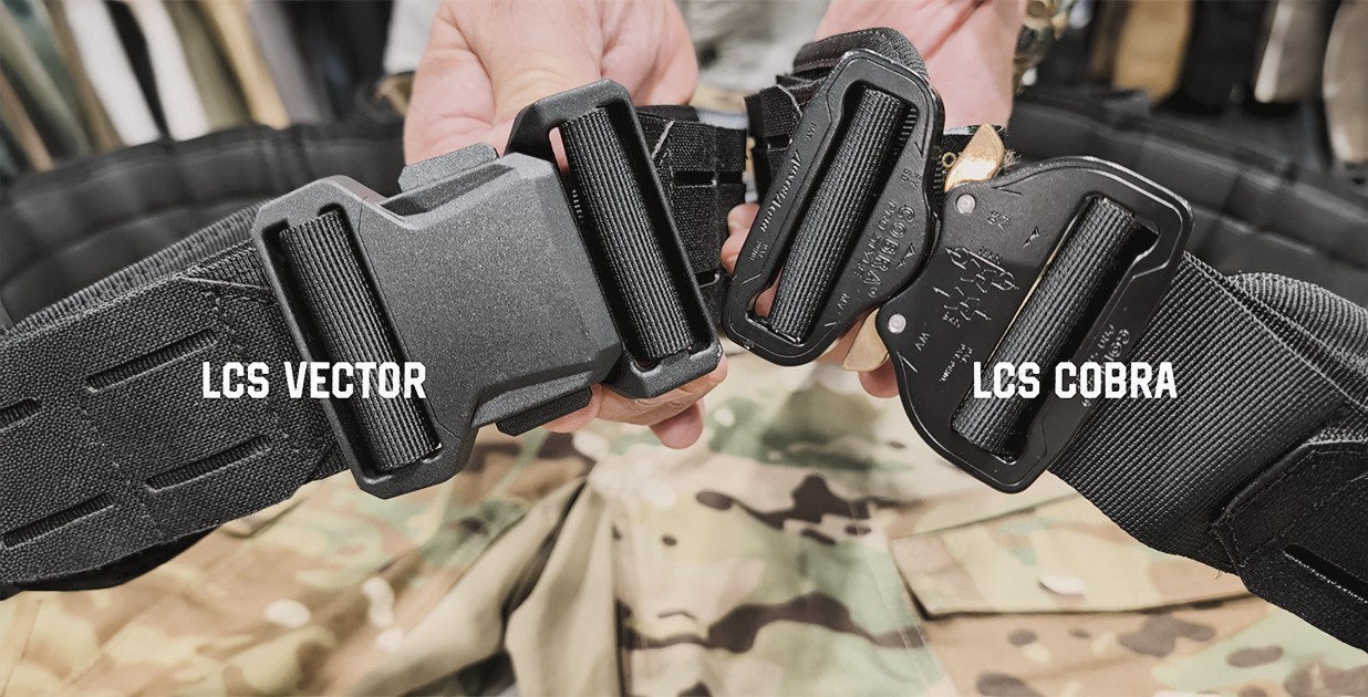 Comparativa de cinturones tácticos Condor: modelo LCS Vector con hebilla magnética y modelo LCS Cobra con hebilla metálica, mostrados en primer plano sobre uniforme de camuflaje.